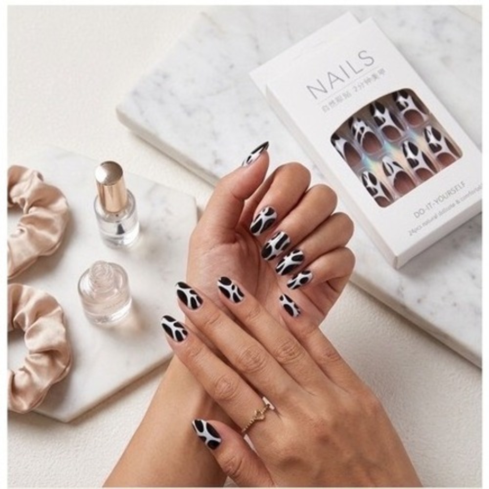 NIB Press On Nails 24‎ Pc Black White Pattern